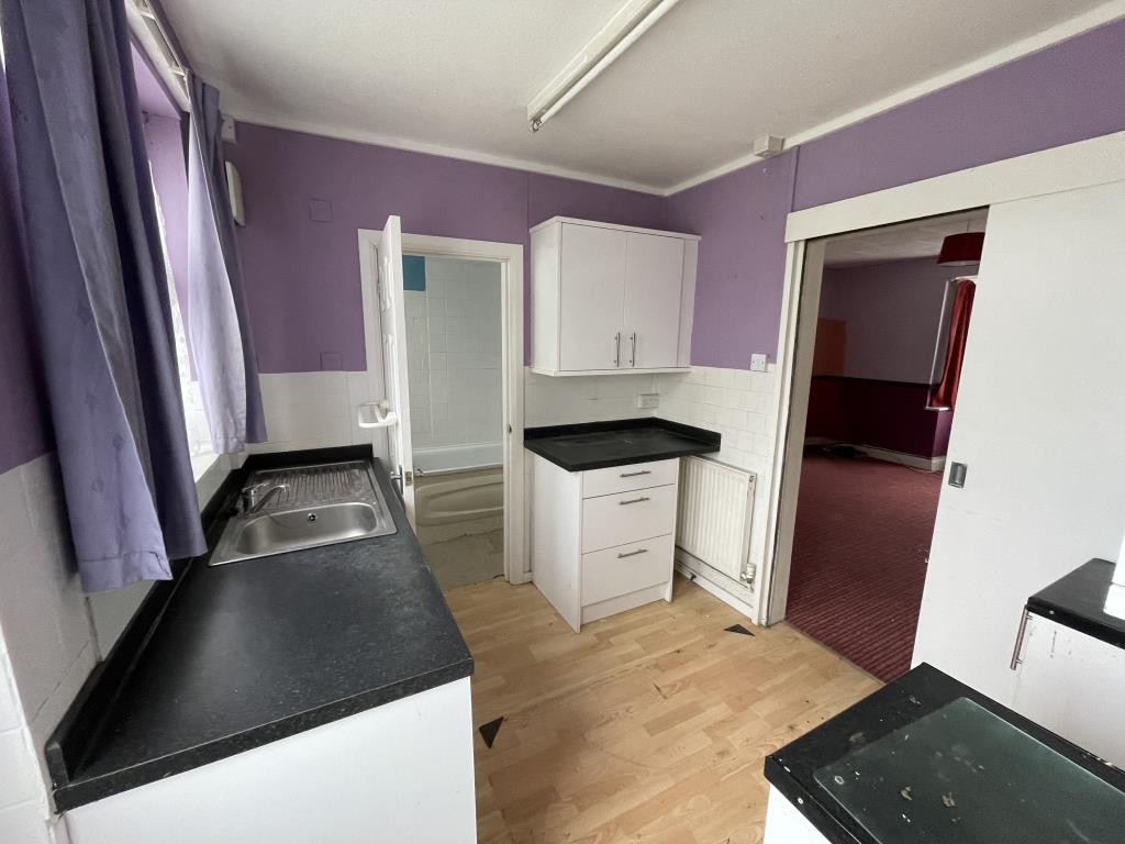 Lot: 112 - SEMI-DETACHED HOUSE FOR IMPROVEMENT - kitchen